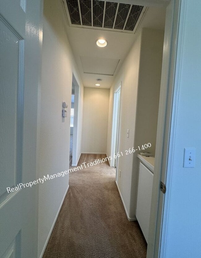 Building Photo - Spaciouse 4 Bed- 3 full Bath + plus Loft Home