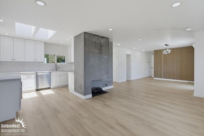 Building Photo - Stylishly Updated 3Bdm 2Ba Main Home in San Diego - MI Special!