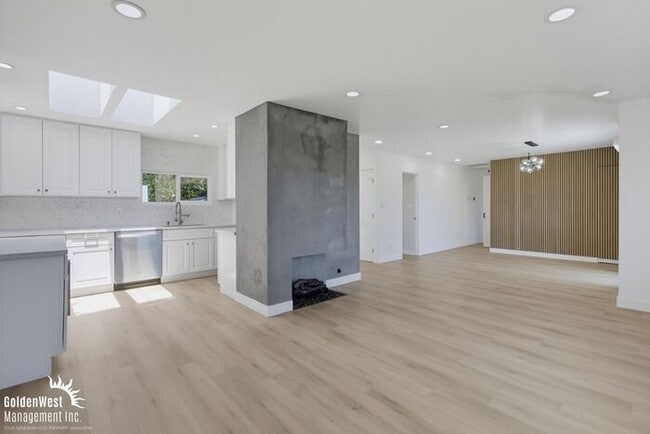 Building Photo - Stylishly Updated 3Bdm 2Ba Main Home in San Diego!
