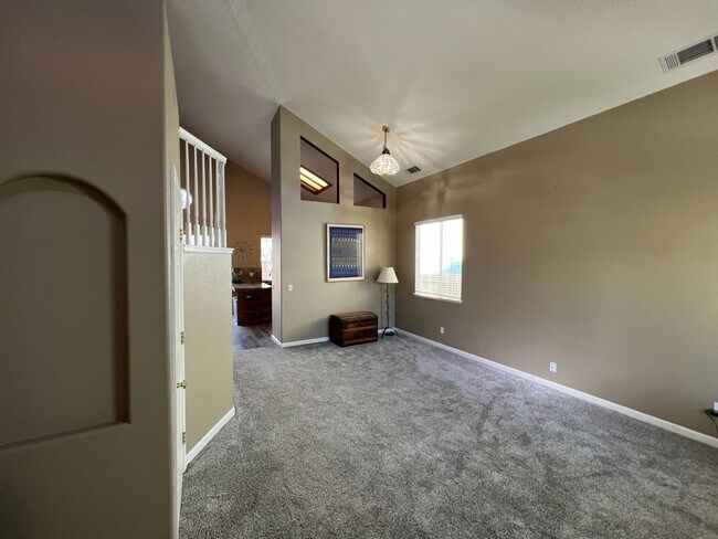 Building Photo - 3 bedroom + a loft in desirable Manteca!