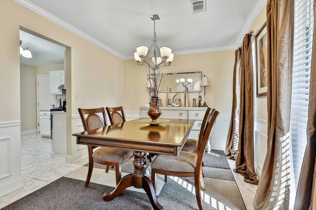 Building Photo - Furnished or Unfurnished 4 Bedroom with Internet Included!