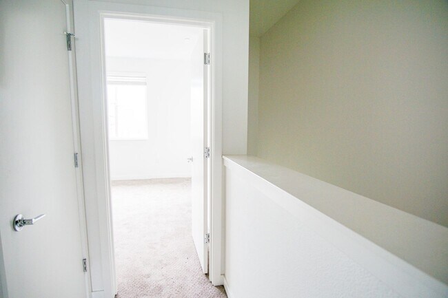 Building Photo - Rare 3 Bed, 2 Bath Townhouse Ready Late Se...