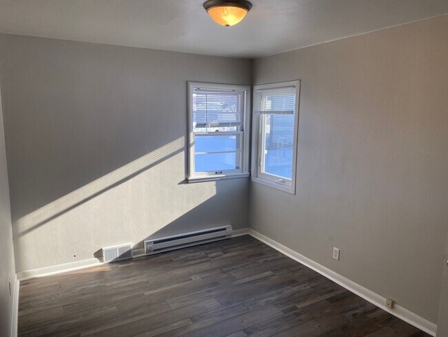 Building Photo - A must see!!! This spacious and newely upd...