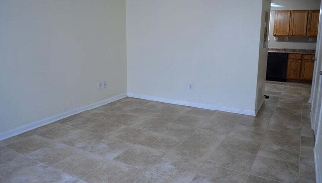 Building Photo - Charming 2-Bed Townhouse Retreat in Fort W...