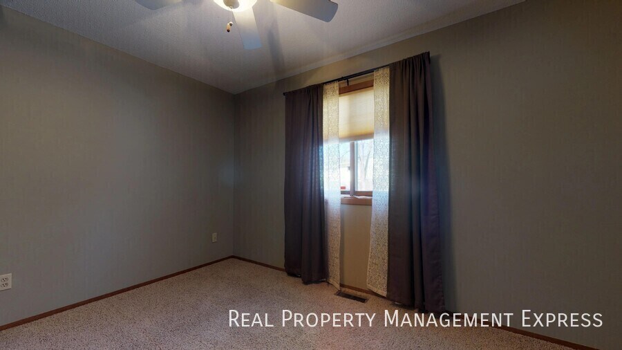 Building Photo - 4712 E Blazewood Dr