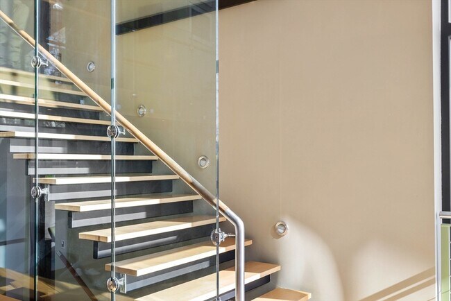 Building Photo - 370 Summer St