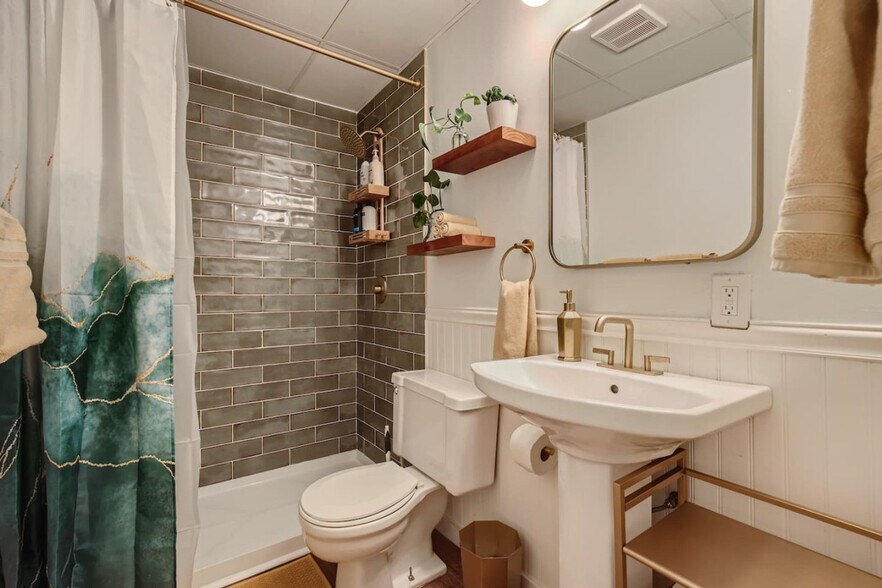 Building Photo - 1190 Oak Cir