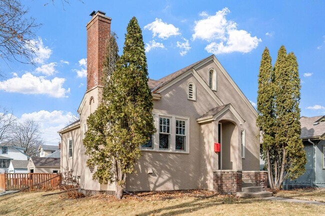 Building Photo - 2300 NE McKinley St