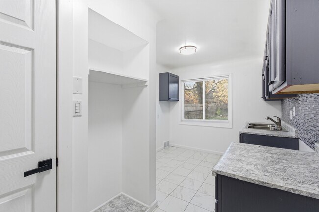 Building Photo - 10934 Nottingham Rd