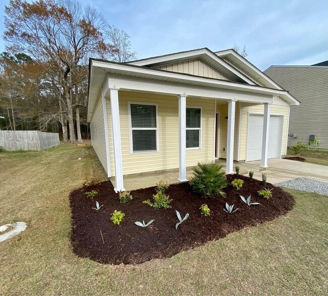 Building Photo - 67 Shamrock Dr SW