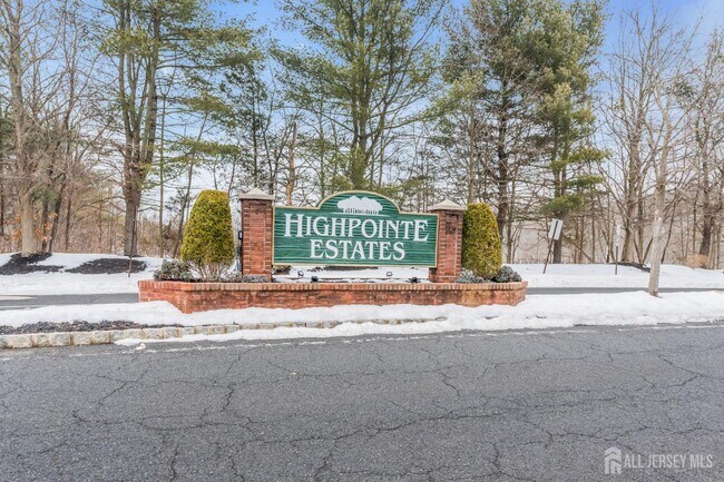 Building Photo - 12 High Pointe Way