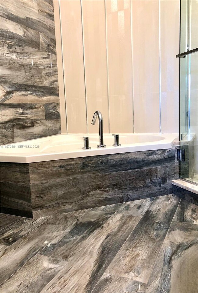 Building Photo - 621 NE 8th Ave