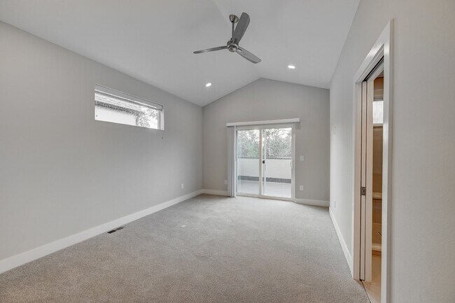 Building Photo - $3,900 - 4 Bed, 3.5 Bath Updated Townhome ...