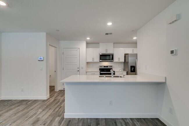 Building Photo - Beautiful New 3 Bed / 2.5 Bath Townhome 89178