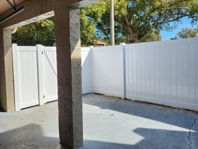 Building Photo - 824 Town Cir