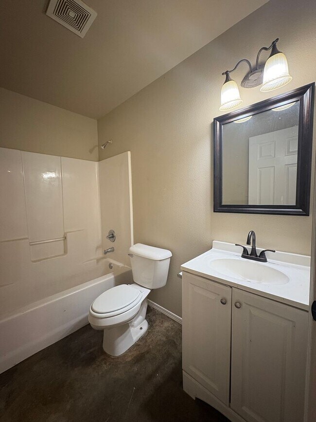 Building Photo - Newer construction 2 bedroom/1 bathroom house with Central Air & Heat!