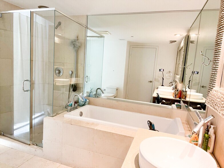 Main bathroom - 1331 Brickell Bay Dr