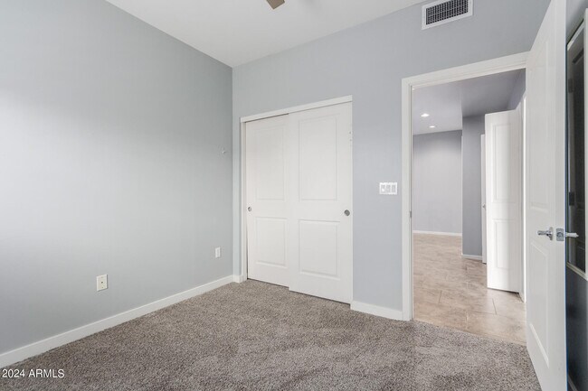 Building Photo - 525 W Lakeside Dr