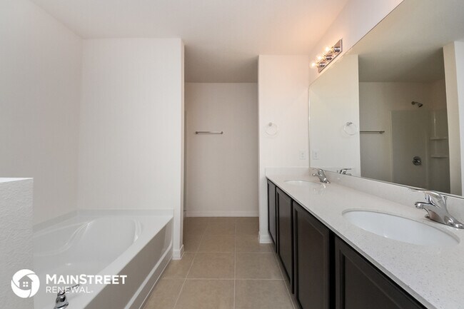 Building Photo - Newly Built in The Ridge @ Swan Lake!