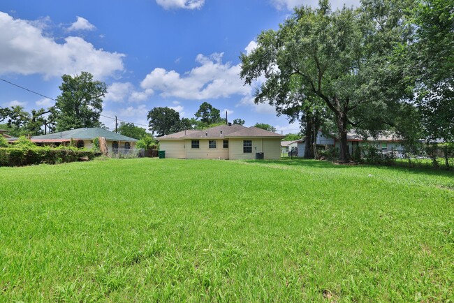 Building Photo - 9026 Lake Forest Blvd