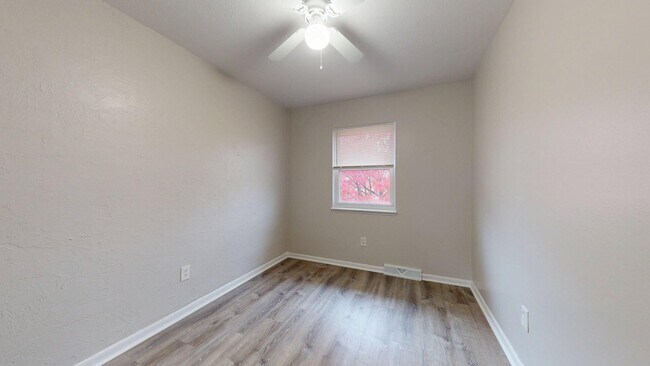 Building Photo - Elyria - updated 3 bed/1 bath townhouses for rent!