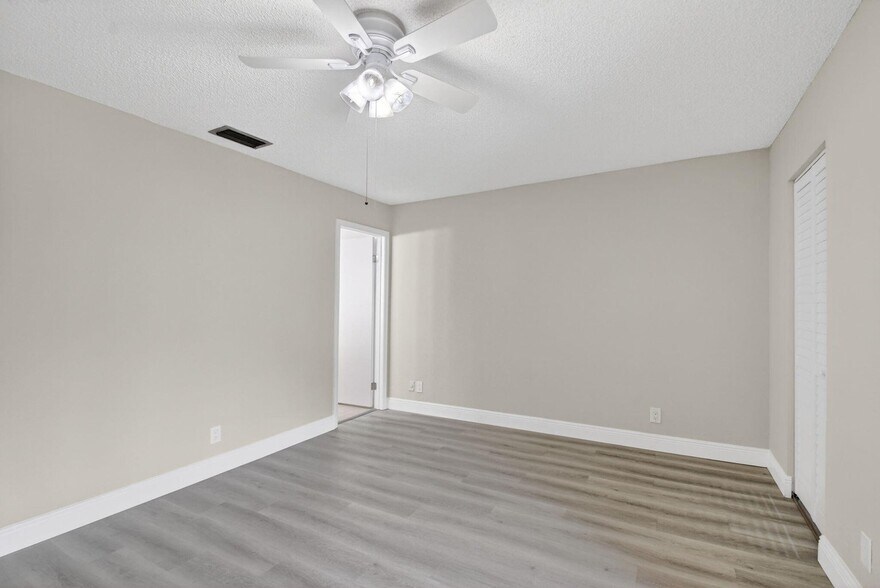 Building Photo - 704 Sunny Pine Way