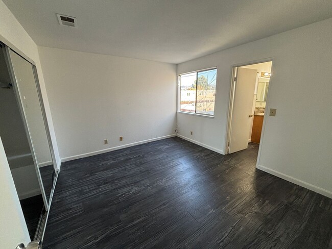 Building Photo - 3 Bedroom Townhome!