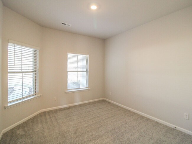 Building Photo - Lovely townhome between Athens and Madison!