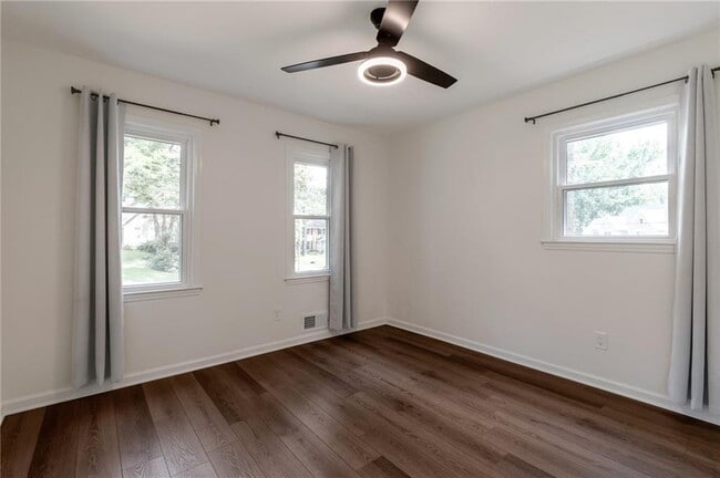 Building Photo - 3480 Tanbark Ct NE
