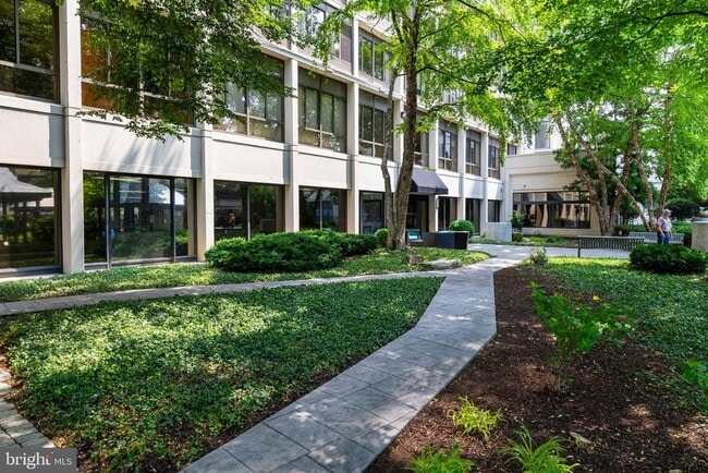 Building Photo - 2001 Hamilton St