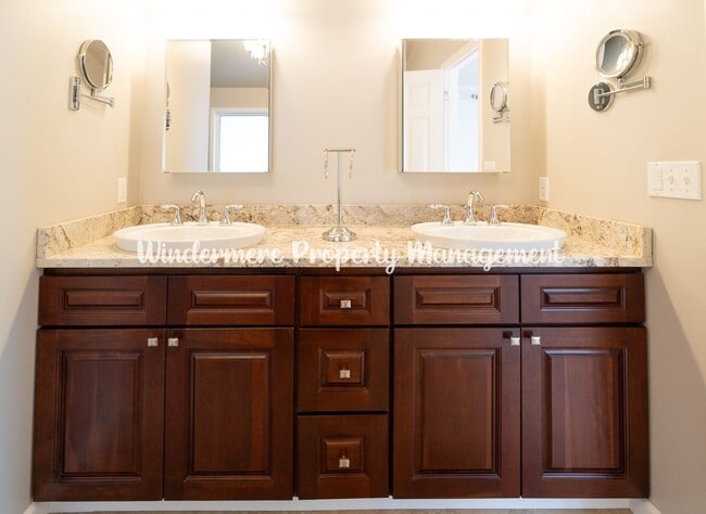 Building Photo - Beautifully Remodeled 2 bedroom in convenient location, private balcony, over sized garage, A/C a...