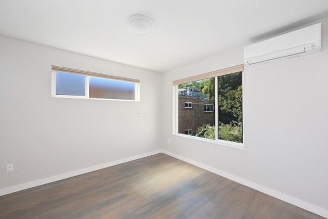 Building Photo - 2121 Waverly Pl N