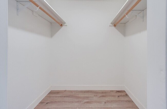 Building Photo - Gorgeous Upper Unit Condo in Fairway Knoll...