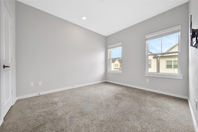 Building Photo - 6727 Parker Oaks Ln