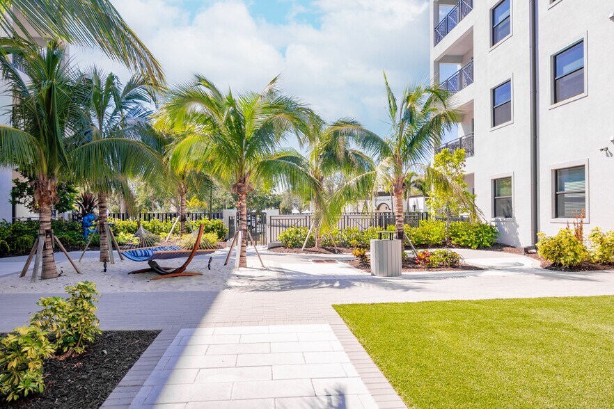 Primary Photo - West End at City Walk