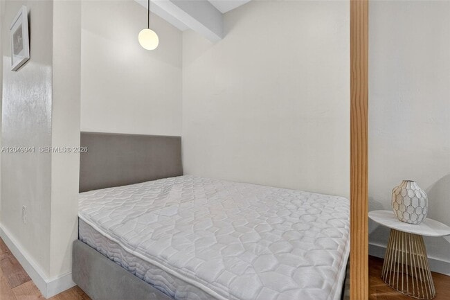 Building Photo - 428 Collins Ave