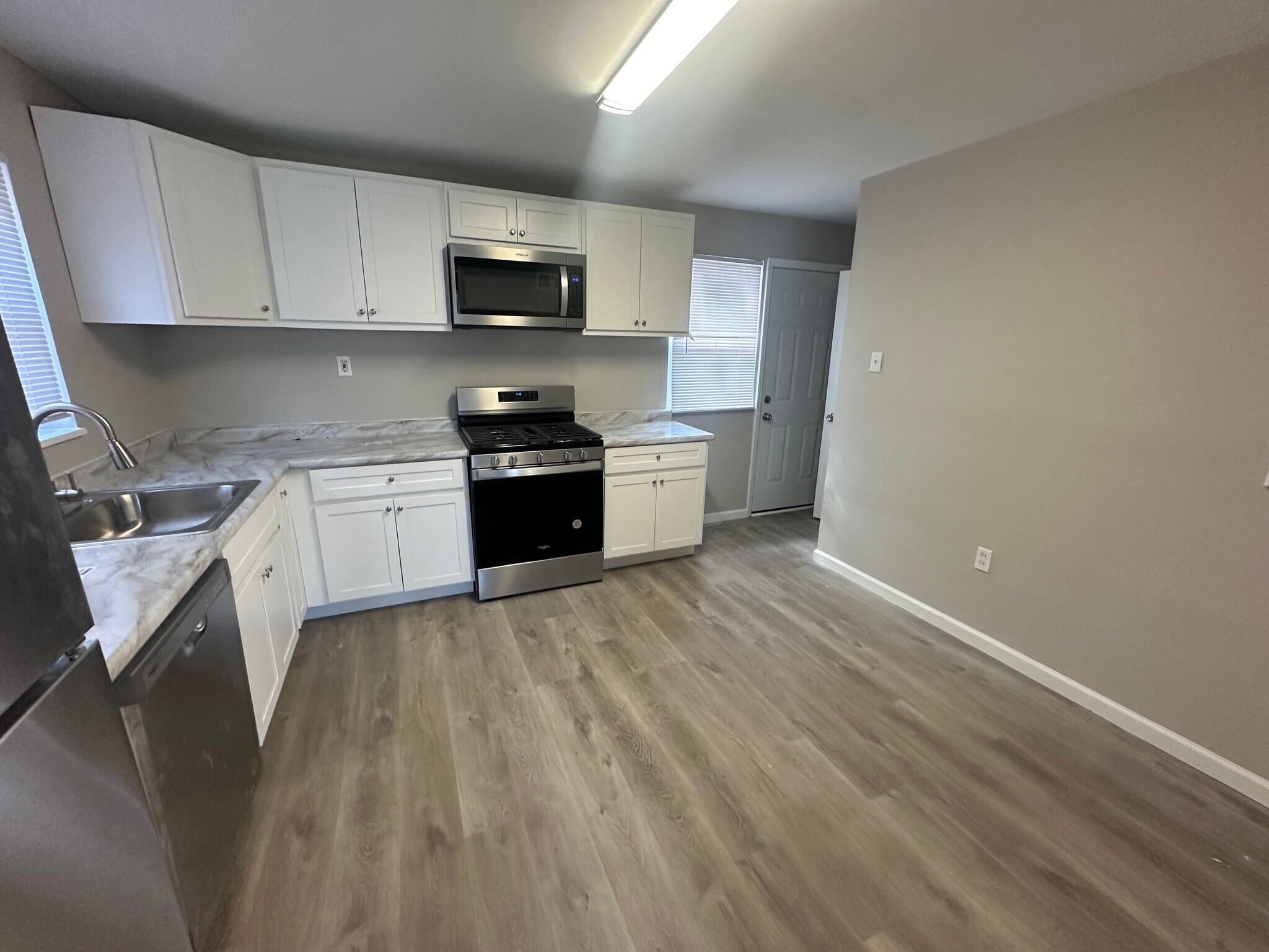 Full kitchen with new stainless steel appliances - 11376 Manchester Rd
