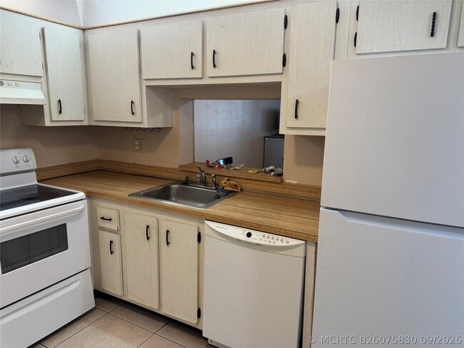 Building Photo - 2860 Somerset Dr