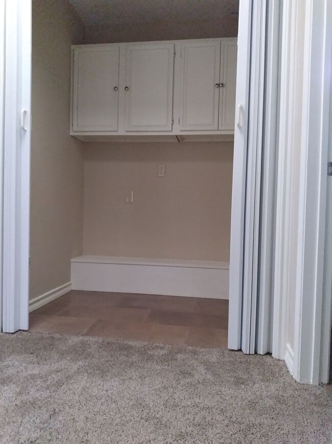 Building Photo - 4 bedroom 2.5 bathroom