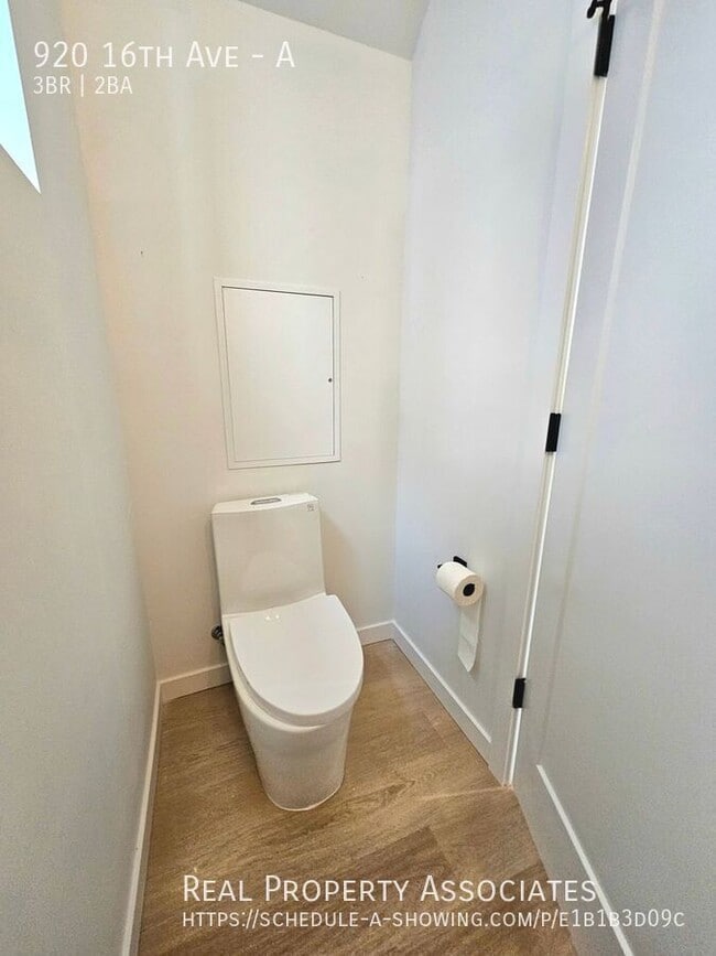 Building Photo - 920 16th Ave