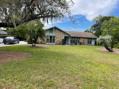 Building Photo - 1074 Club House Blvd