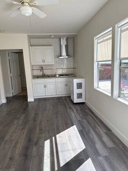 Building Photo - 628 W Lexington Dr