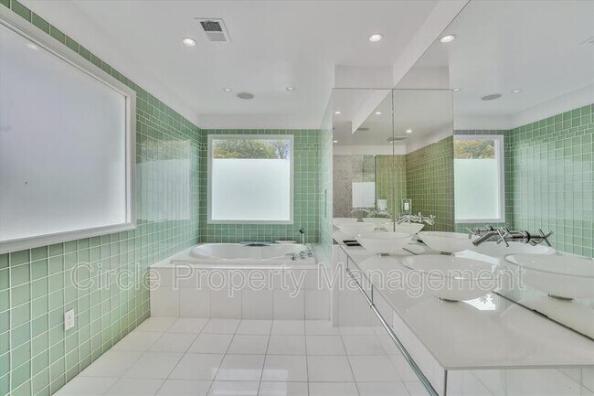 Building Photo - 1805 N Adams St