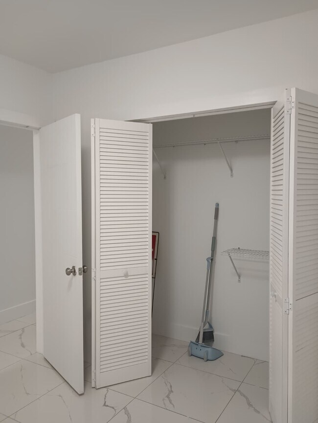 Building Photo - 3820 E 9th Ln