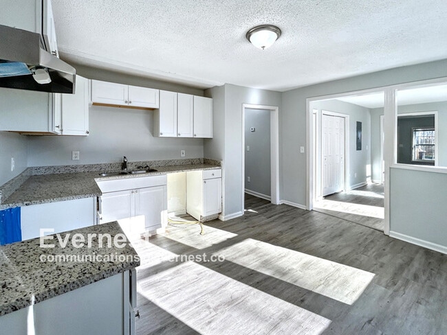 Building Photo - Charming 3-Bedroom, 2-Bathroom Home / Pet-...