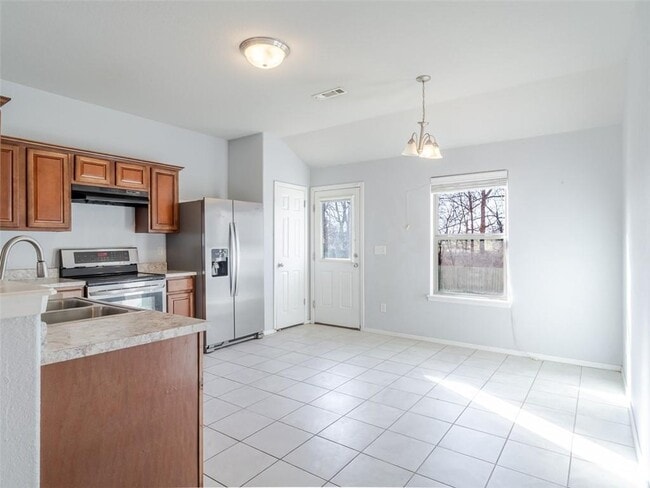 Building Photo - 904 SW Green World St