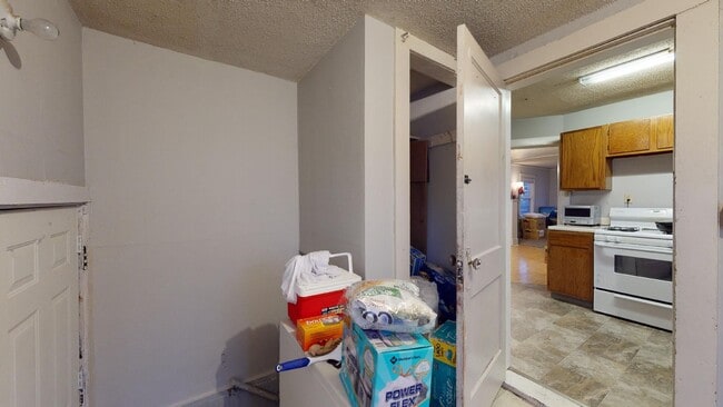 Building Photo - Walk to Restaurants and Shopping