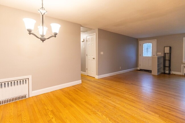 Building Photo - 3 Bedroom, 2 Bathroom home with Finished B...