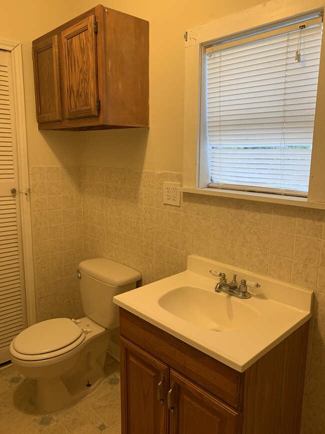 Full bathroom - 1523 35th Street