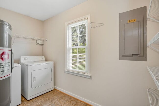 Building Photo - 3 Bedroom Ranch Home with Fenced Yard in Richmond – Available July 15th – $2,295/mo
